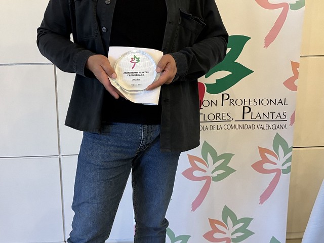 Santiago Montagud bekommt die Auszeichnung für 30 Jahre bestehen